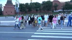 Гопники спели "Белые розы" на Красной площади @OlegLehmannMusic