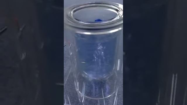 青い液体の液体酸素が沸騰している様子（映像）