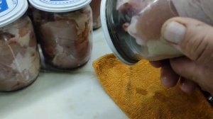 Как закатать 28 банок тушенки за 7 минут. Курица в собственном соку.