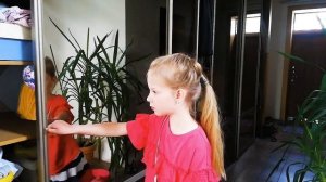 Настя знакомит Варю с Пеннивайзом,  Оно пугает Варю