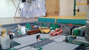 Лего-поезд сбивает машину (лада ларгус)