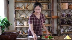 木瓜成熟后是水果，生的时候可做菜，凉拌木瓜丝你吃过吗？【滇西小哥】