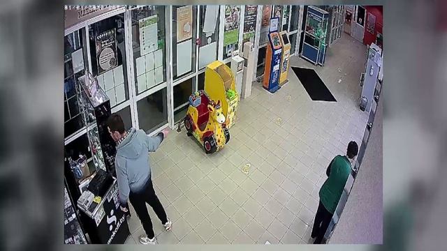 Устанавливается личность мужчины, который повредил инфокиоск и торговом центре