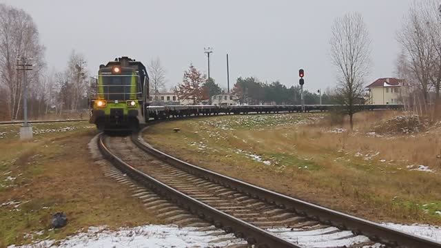 ST48-025 (PKP Cargo) забрал 10 порожних контейнерных платформ со ст. Брест-Северный