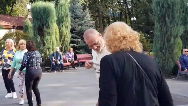 ТАМ ДIВЧИНА БРАЛА ВОДУ!!! ХАРЬКОВ ТАНЦЫ #dance #kharkiv смотреть онлайн