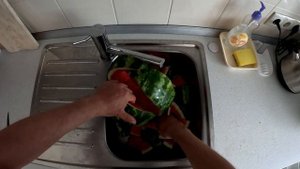 Как корки арбуза спустить в измельчитель отходов