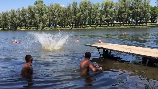 Бомбочка для смелых, Прыжки в воду (slow mo) смотреть онлайн