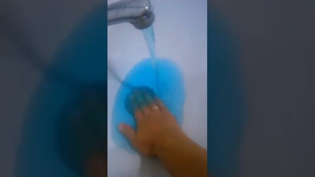 Вода небесно-голубого цвета и с резким химическим запахом течет из кранов в Таганроге смотреть онлайн