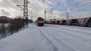 Электровоз ЭП1-105 с пассажирским поездом №144М Смоленск - Мурманск прибывает на станцию П. Зори