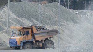 БЕЛАЗы на разгрузке в карьере BelAZ-7540