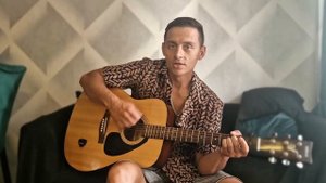 В сигаретном дыму. На гитаре. Зелимхан Темирсултанов, Байсангур Дербишов, Ислам Идигов.