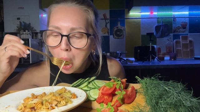 Мукбанг/ Asmr Паста 🍝 с курицей и овощами/ Что я выбираю OZON или WB🤔 смотреть онлайн