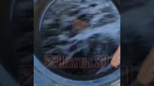 Больше месяца бьёт фонтан чистой воды из колодца по Шевченко смотреть онлайн