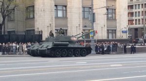 Великий танк Т-34. Танк-победитель едет на Красную Площадь.