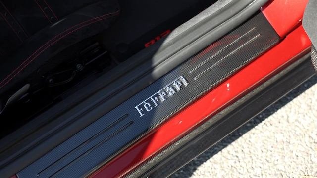 Ferrari 812 Competizione, с канала - 