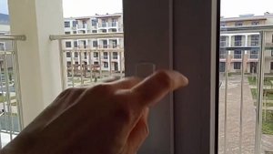 Лайфхак как закрыть заклинившую дверь на балкон. Специально для ЖК Holiday House. 6 января 2021 г.
