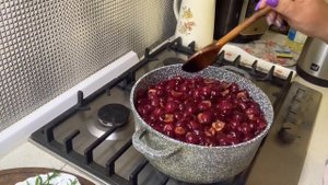 Королевское варенье из черешни с апельсином и мятой.