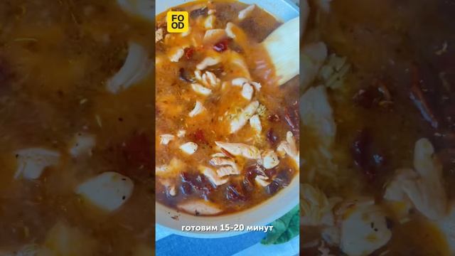 Орзо с курицей, шпинатом и томатами