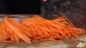 一道云南人家饭桌上必不可少的菜：酸腌菜炒肉【滇西小哥】