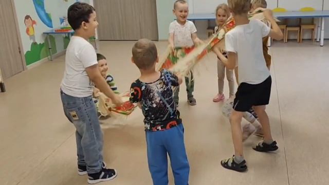 Cosmo Сад в г.Зеленоград.  Помогайка ждет друзей.