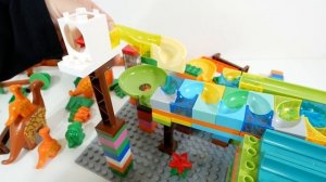Играем в конструктор лего ☆ Marble Run - подъемник с кнопками и Динозавры