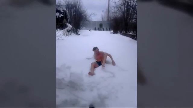 Грид прыгает в снег после баньки смотреть онлайн