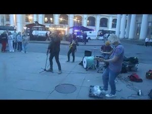 Уличные музыканты Питера. Думская от 29 04 24 солист Рома гр. Шумные Соседи - Фантазёр кавер