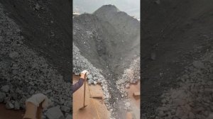 Строительство, разгрузка баржи со щебнем