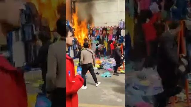 Кадры пожара на рынке «Садовод» в Москве. По предварительным данным, горят три павильона. смотреть онлайн