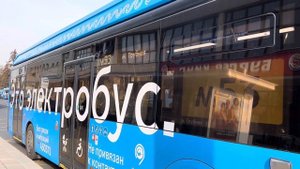 Электробус ЛиАЗ-6274 следует по маршруту м53 ”ВДНХ(Главный Вход) - м. Трубная”