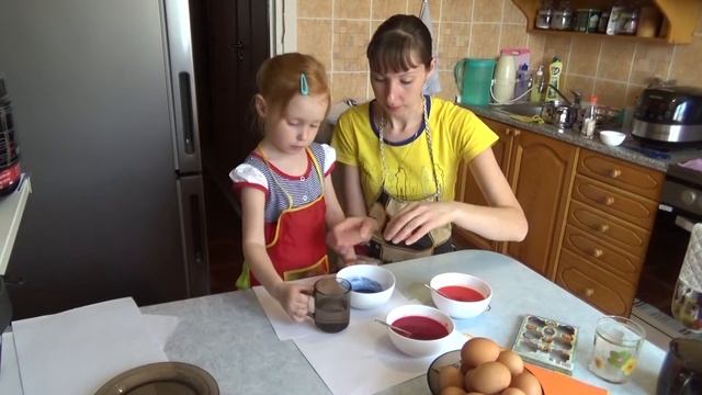 как можно правильно необычно покрасить пасхальные яйца на пасху пищевыми красителями с детьми