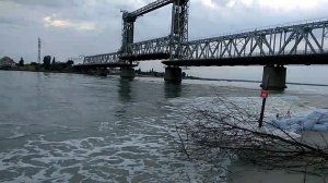 Подъём моста в затоке.