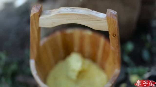 Coal-baked caramelised corn pulp cakes. Make you drool.柴火慢烙出焦黄焦黄的玉米饼，香到流口水丨Liziqi Channel смотреть онлайн