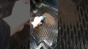 Как быстро убрать воду с автомобильного коврика.