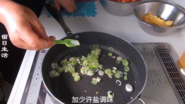 西红柿炒鸡蛋，很多人第一步就做错了。饭店大厨教了我一招，不加一滴水，鸡蛋滑嫩，原汁原味，特别健康。