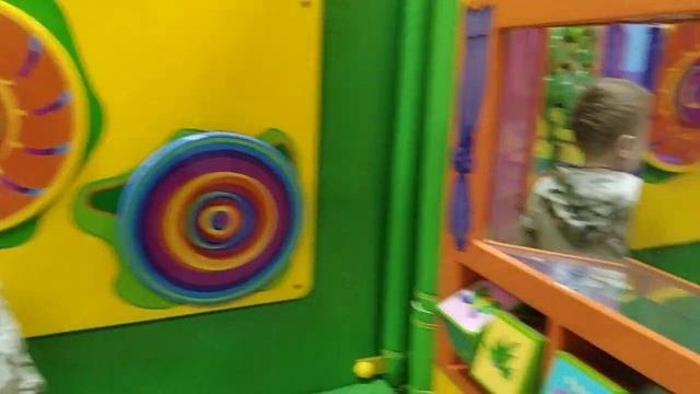 Малыш играет в Развлекательном центре для детей