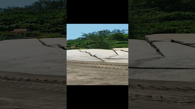 Дикая восточная сторона главного пляжа ХАК СА (Hac Sa Beach) в Макао на острове Колоан. Китай