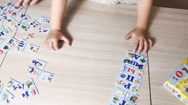 Распаковка игры Логический Алфавит. Логикалық Әліппе ойынын орамынан шығарып Аруна әкесімен ойнады. смотреть онлайн