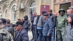 Протестующие отказались покидать правительственные здания в Сухуме