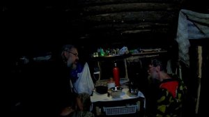 Трапеза в избушке на озере Хатико и Джон рассказывает про поход