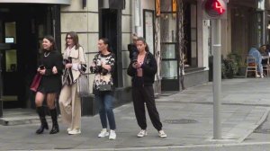 A new walking tour of famous places in Moscow with beautiful young people.