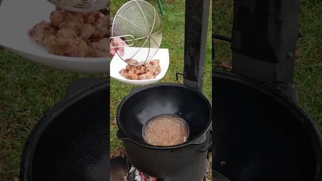 Куриная печень с овощами в казане на костре