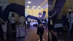 танцует Нодар Плиев