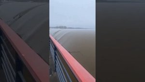 Сброс с Каратомарского водохранилища, Северный Казахстан. На Курган идёт волна высотой 14 метров