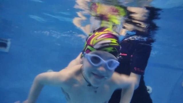 Артем ныряет и плывет, удерживая дыхание под водой