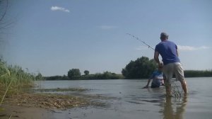 ОН НЕ ЛЕЗЕТ В ПОДСАК Схватка с речным гигантом Рыбалка на раскатах в Астрахани