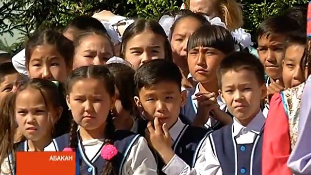 Светлая грусть: в столице Хакасии прозвенел "Последний звонок" смотреть онлайн