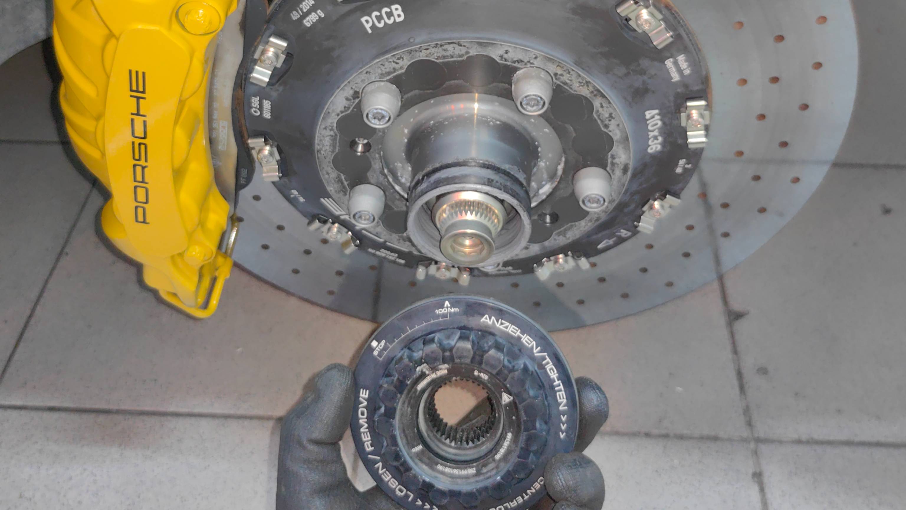 Как заменить колеса с центральной гайкой на Porsche 911 смотреть онлайн