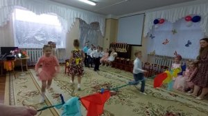 Игра в детском саду "Развесь платочки"