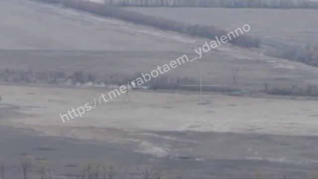 Операторы квадрокоптеров уничтожают пехоту ВСУ и американский БТР М113 на Кураховском направлении.